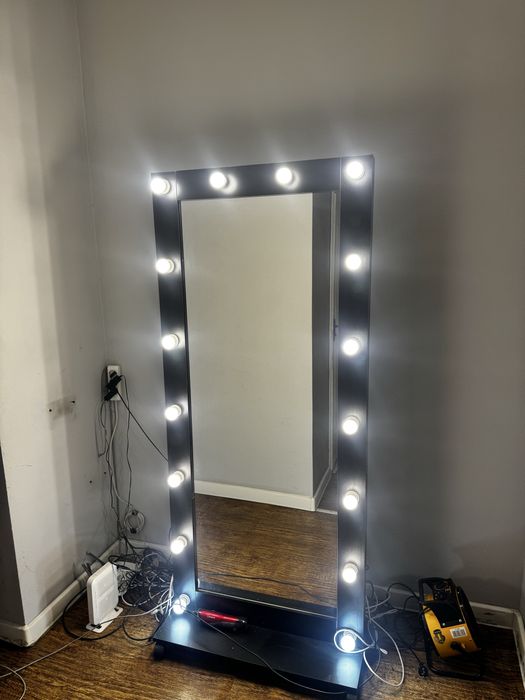 Зеркало в гримерную или студия красоты