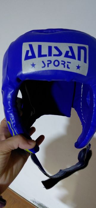 Yangidek kik boks qo‘lqop, shlem va getri