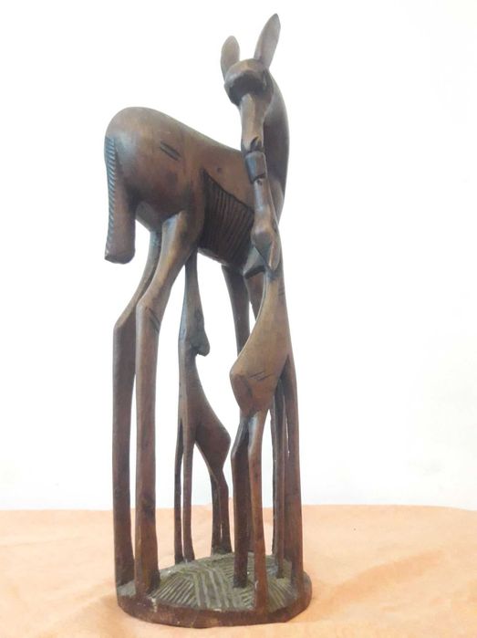 Statuie din lemn sculptat cu trei piese