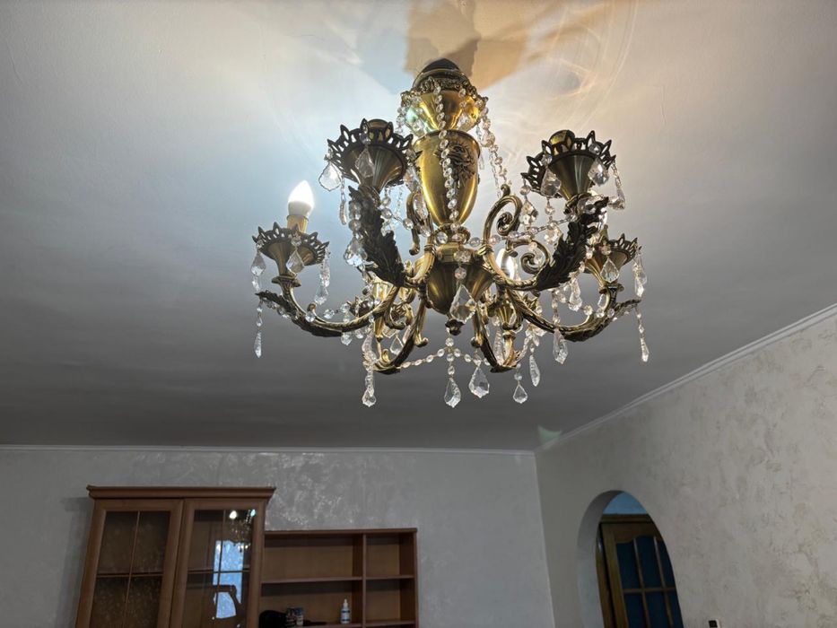 Продам люстрю в классическом стиле