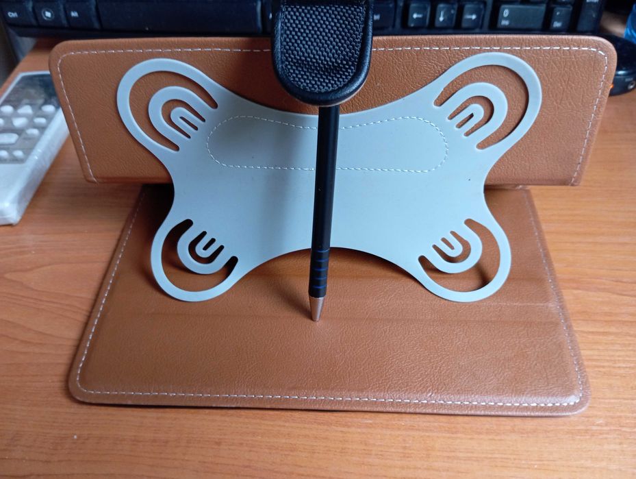 нов неизползван калъф с опция за настолно гледане