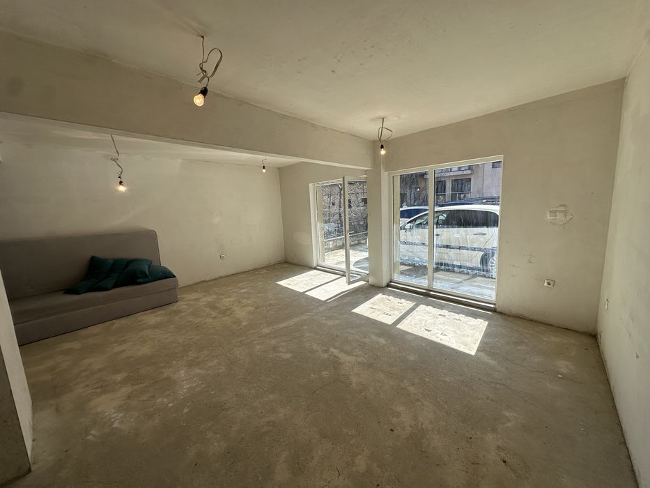 Продавам двустаен с дворно парко място в Трошево