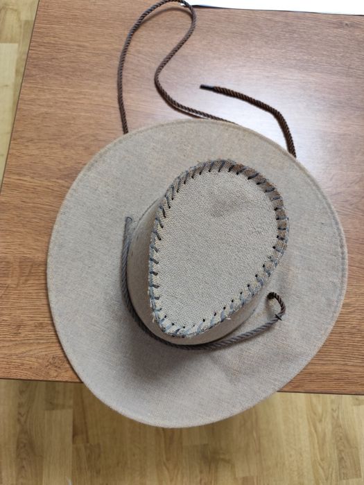 Pălărie cowboy cu șnur