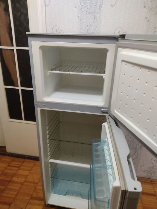 Холодильник. Смеситель для кухни