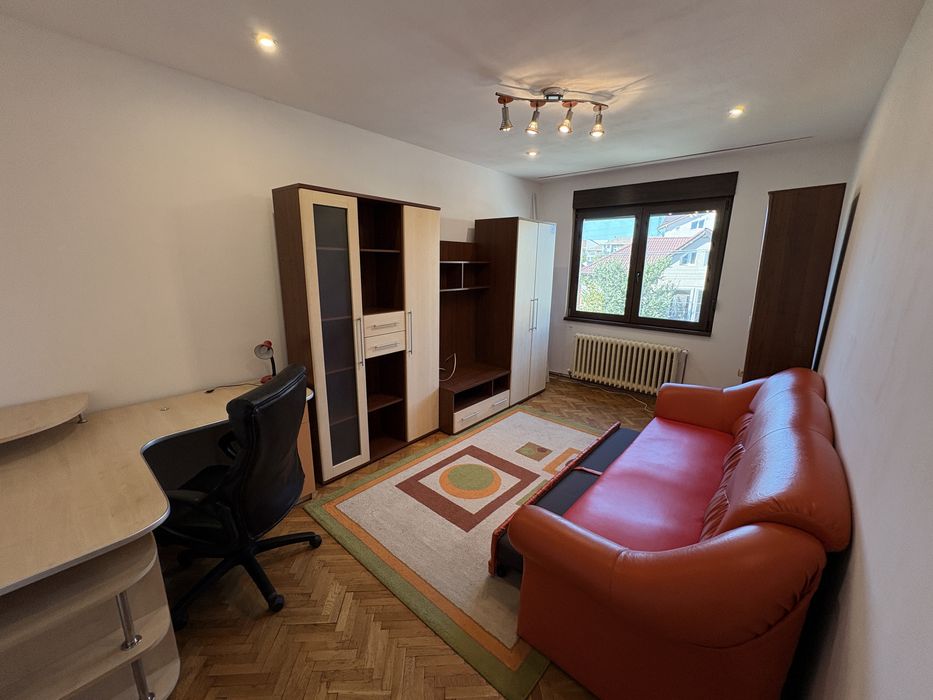 Inchiriez apartament cu 3 camere in vila