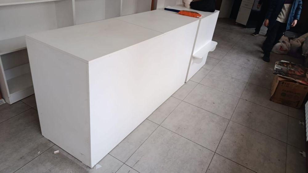 Тумбы и стеллажи для магазина