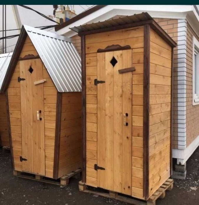 Уличный деревянный туалет для дачи
