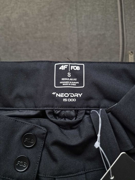 Costum de schi / snowboard 4F nou, cu eticheta