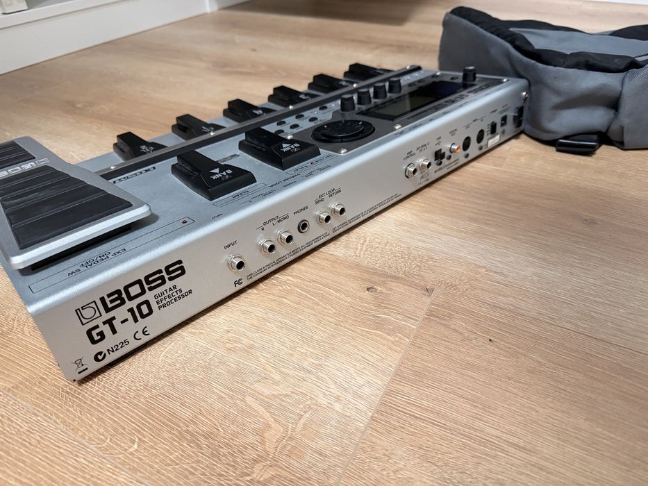 BOSS GT-10 cu husă originală BOSS