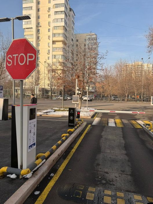 Шлагбаум с стеклянной дверью