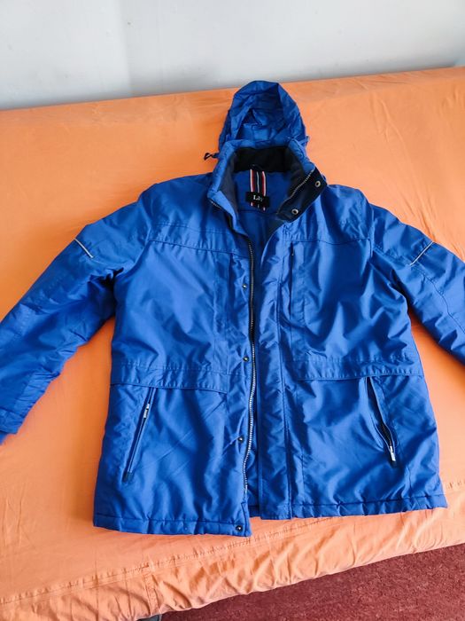 Кожено + едно спортно яке.60 +15 евро за синьото.