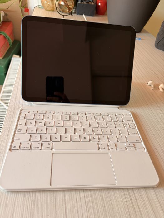 Ipad generatia a 10-a 64 GB + tastatura originala appel