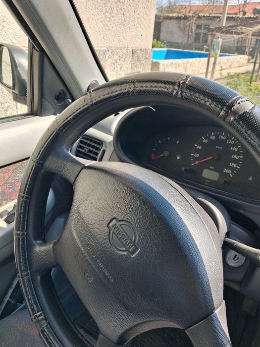 Продавам Нисан Микра