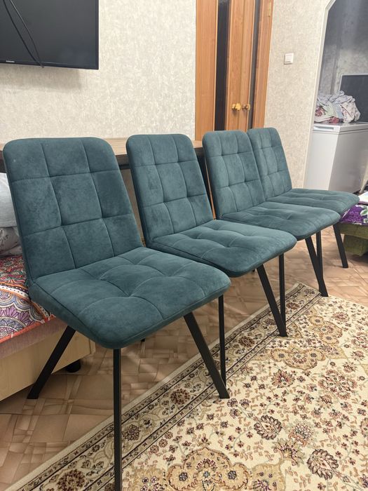 Продактся стол со стульями