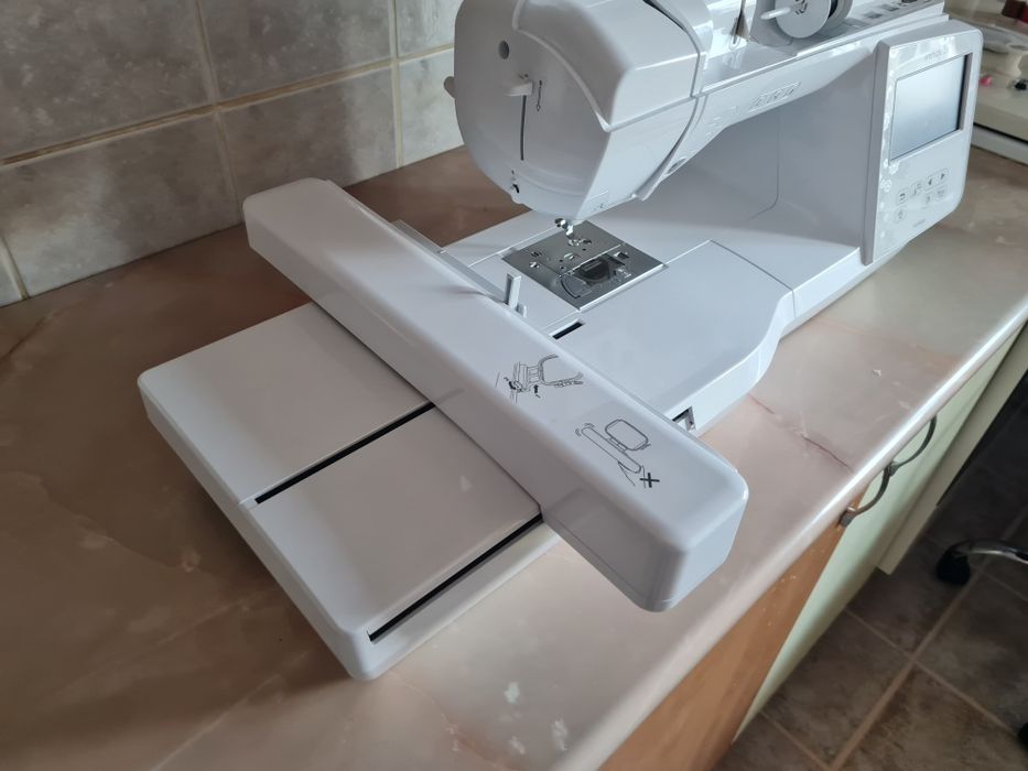 De vanzare masina brodat Brother  NV880E