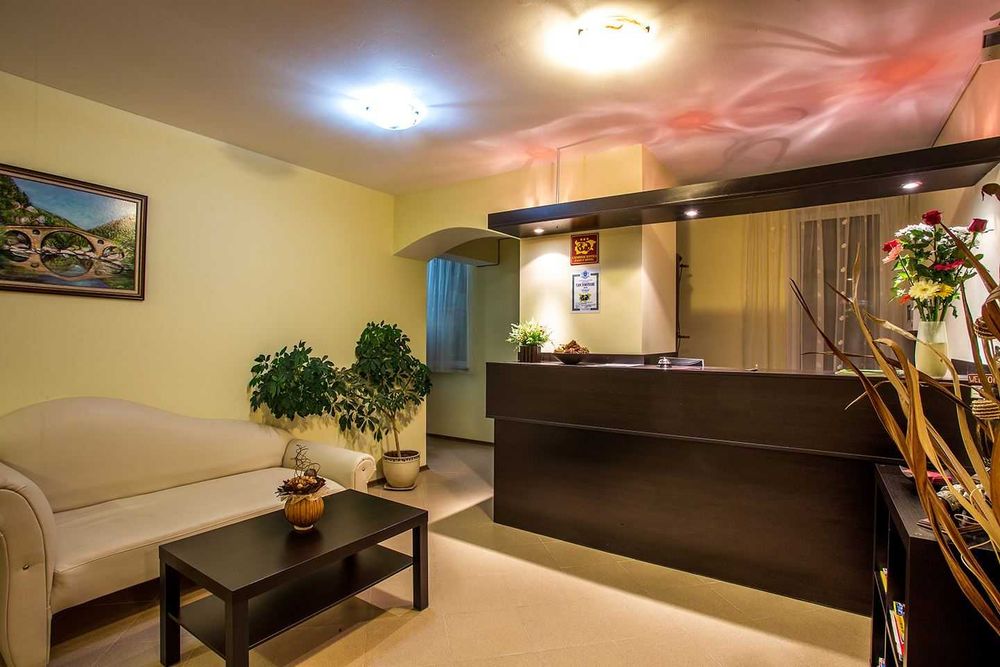 Дава се под наем Хотел в с. Главатарци, Област Кърджали - 1000 кв.м за 1299000 € - Снимка #18