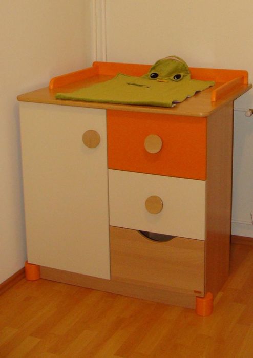 Mobilier camera bebe fete sau baieti. Dulap. Pat. Masa schimb.