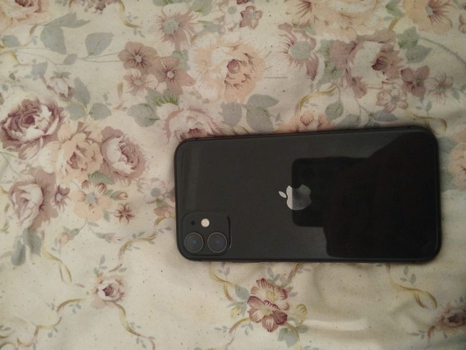 Продам iPhone 11 (64GB) акб:76