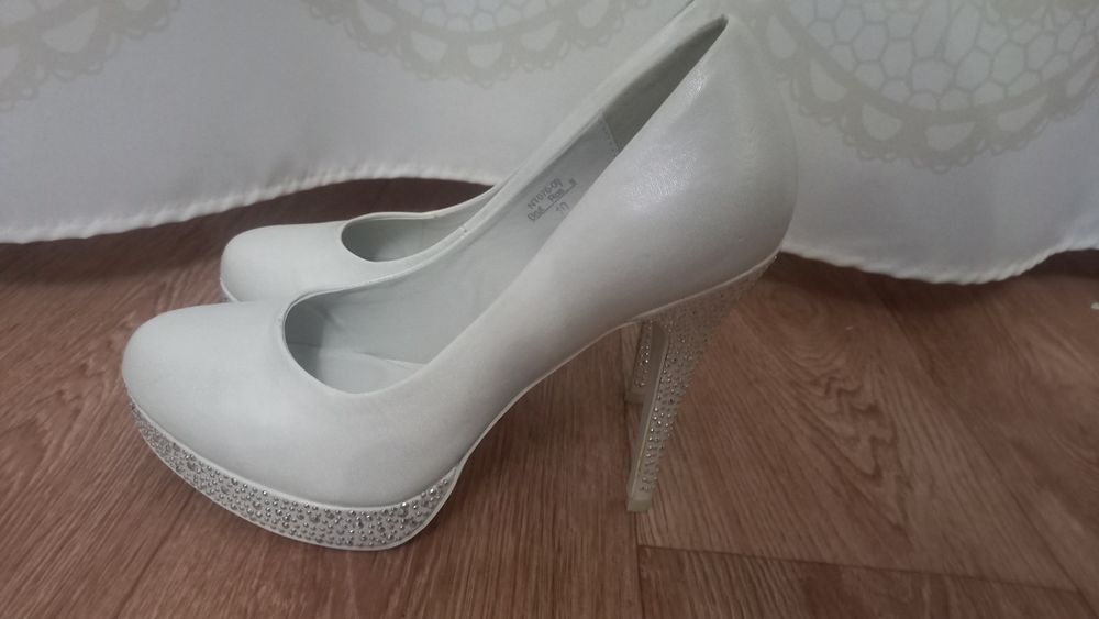 Туфли на высоком каблуке.