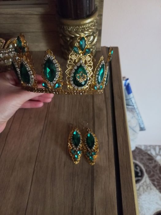 Шу расмдаги хаммаси Эрга тегаётган кизларимиз учун диадемалар ва кошла