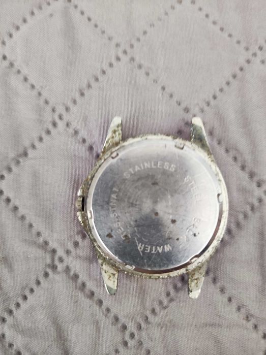 Часовник с емблемата на Пежо.Работещ