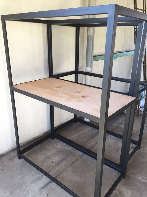 Стеллажи полки кладовки