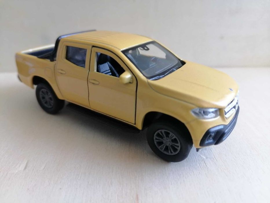 Мерцедес Х-класа в мащаб 1:34.
