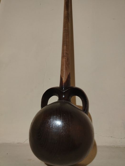 Qashqar rubobi sotiladi