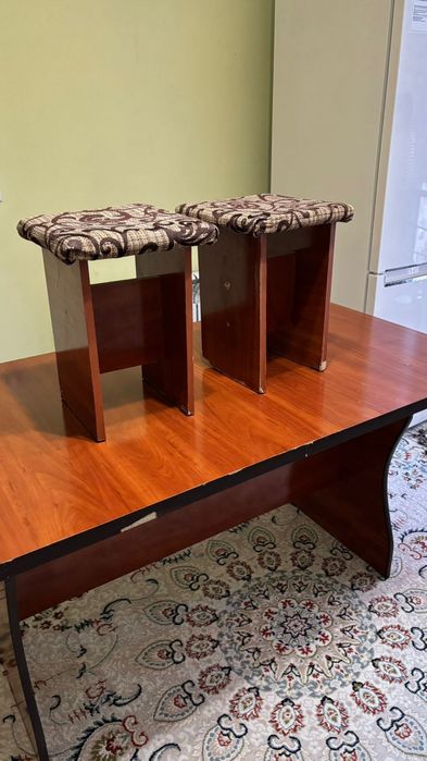 Стол с тобуретками