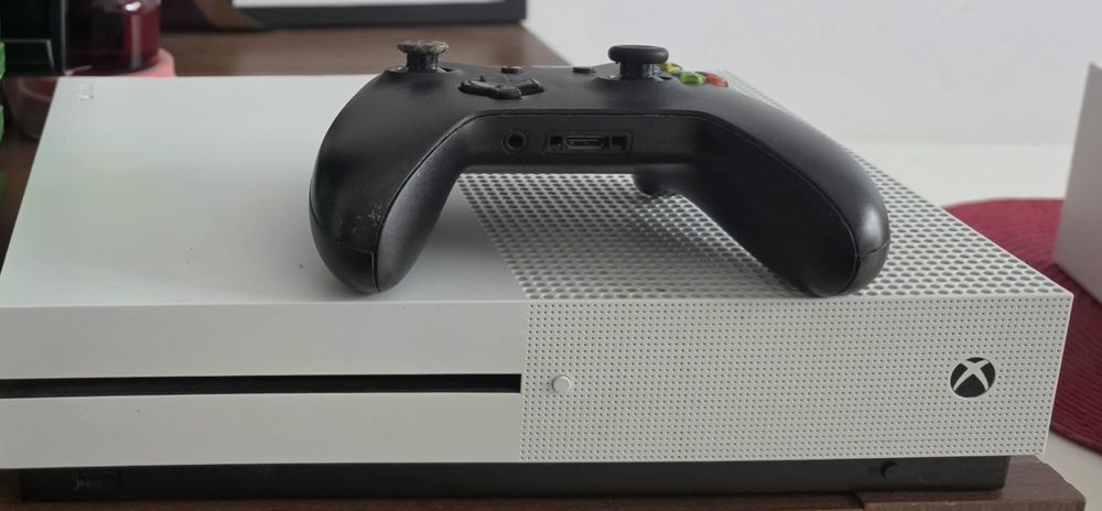 Xbox One S + controller
Consolă: 1 TB
Controller inclus