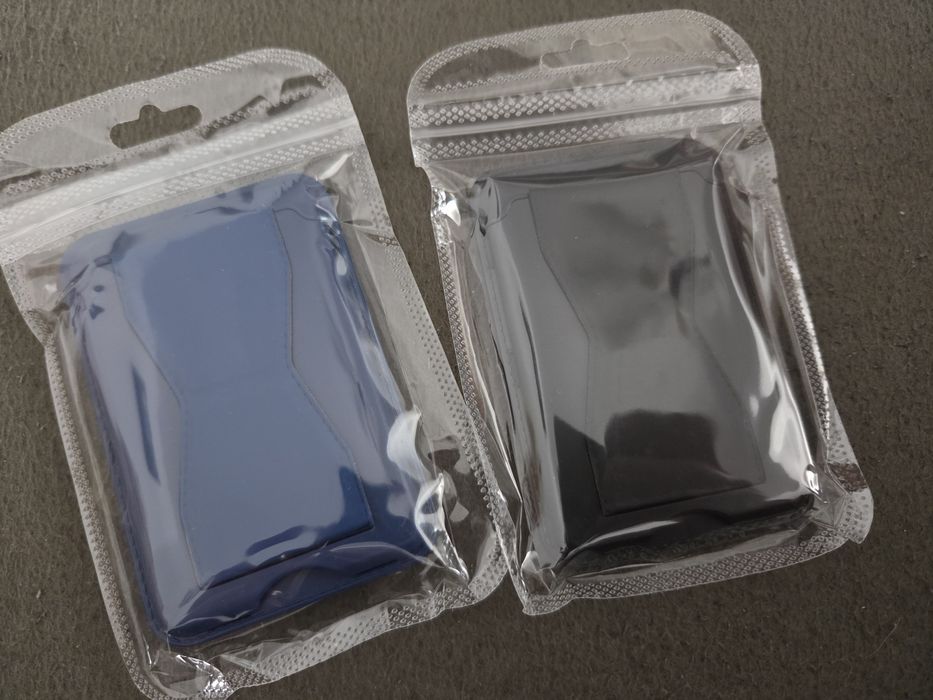 Vand doua portofele/suporturi de card atasabile carcasei de telefon