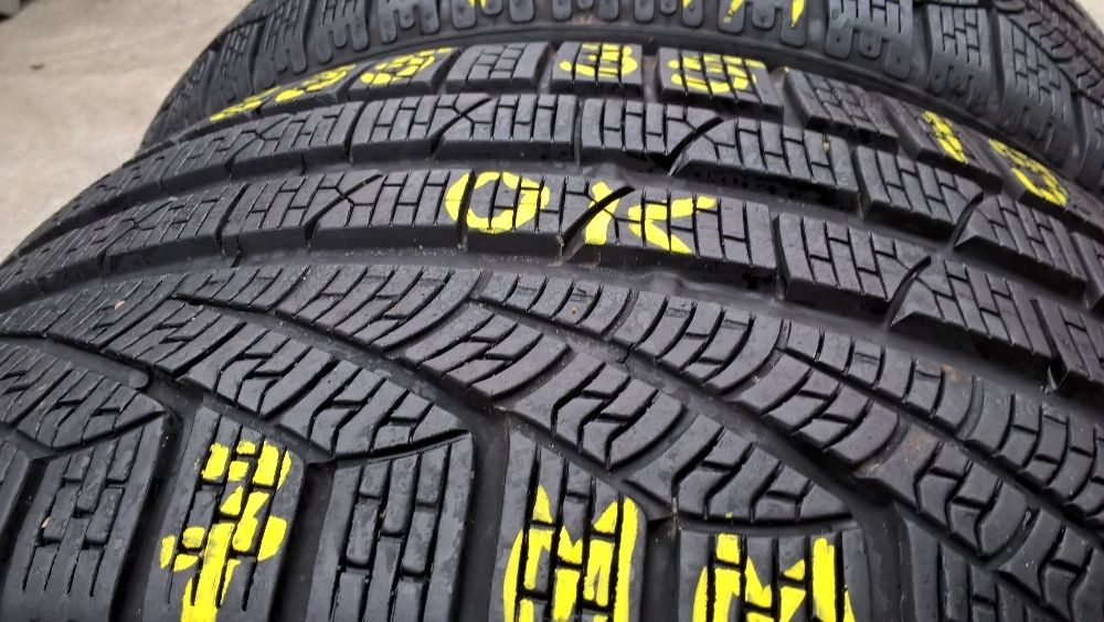 O anvelopa de iarna 235 35 19 pirelli sottozero S2 profil 7 mm