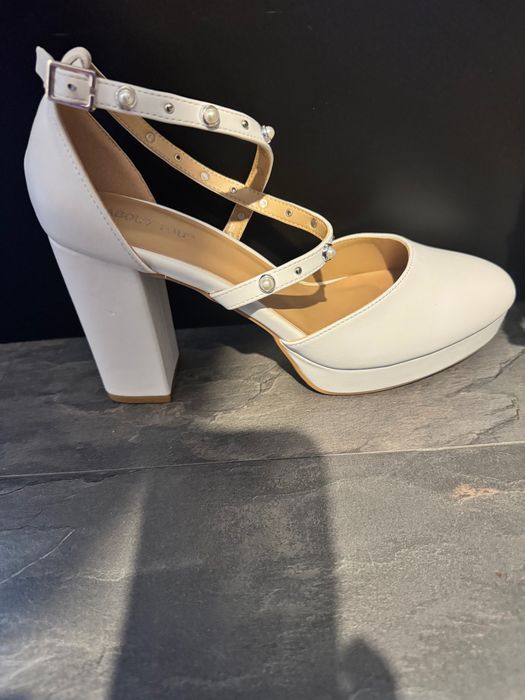 Официални бели обувки