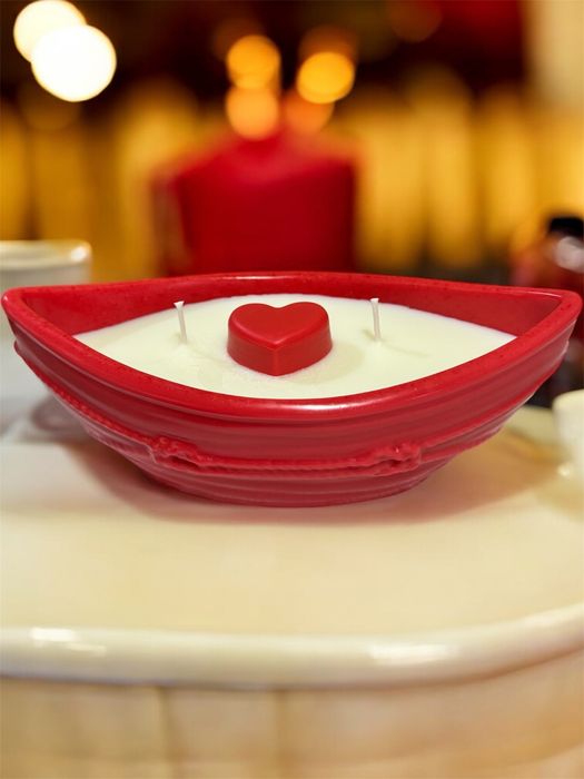 Свещ “Червена лодка със сърце”