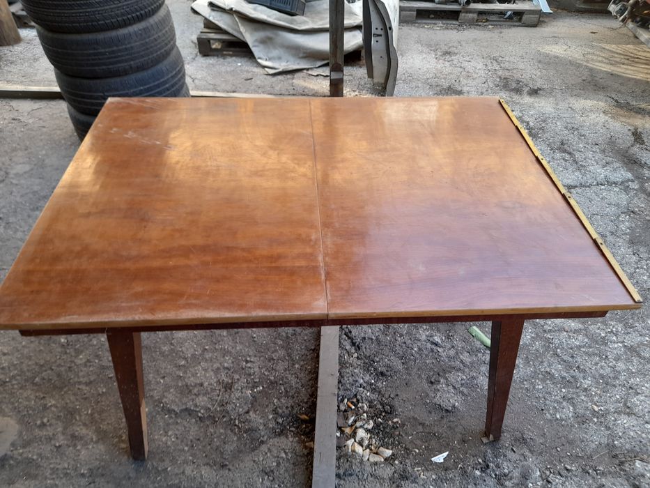 Разтегателна маса и табуретки