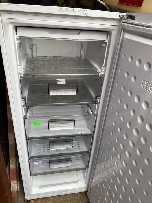 Vand congelator vertical