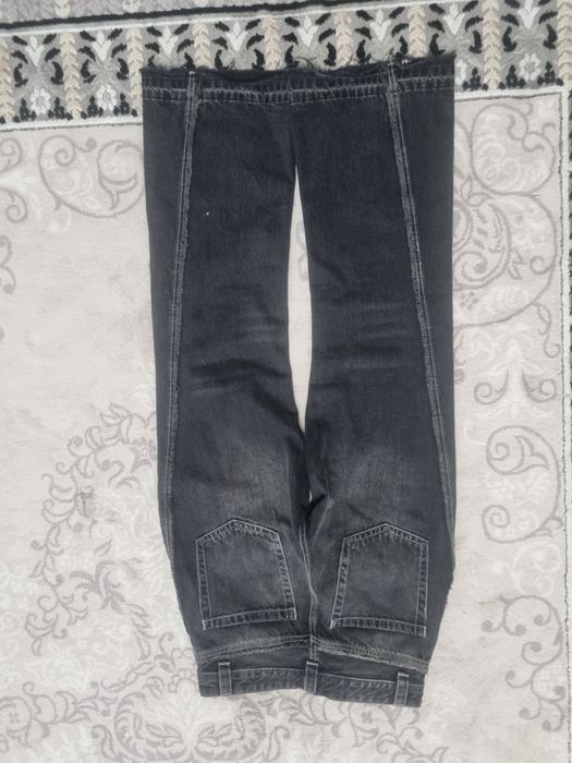 Тёмно-серые джинсы