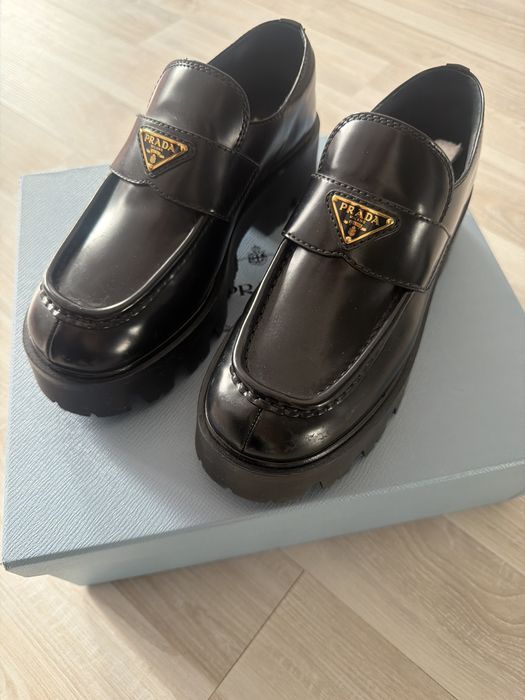Продам лоферы Prada