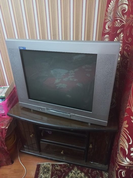 Продам телевизор Rolsen с тумбой