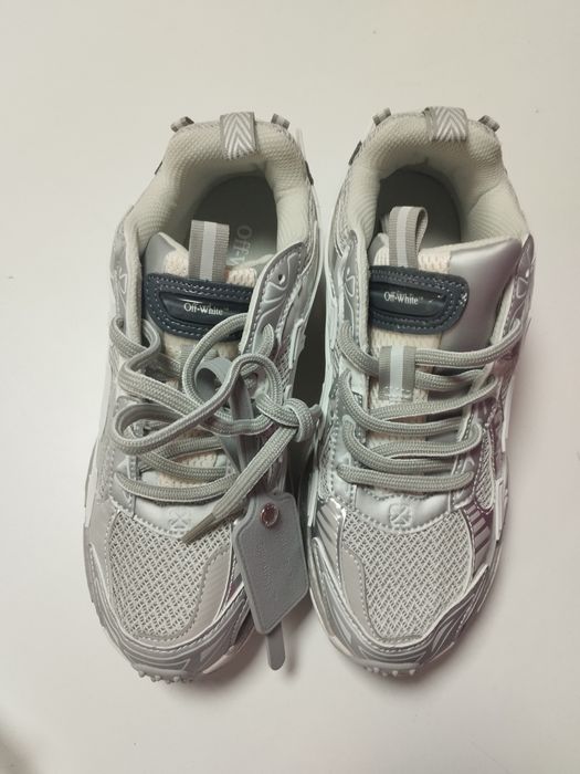 Спортивные кроссовки