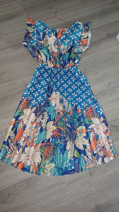 Rochie florala mărimea L,purtata o singură  dată!