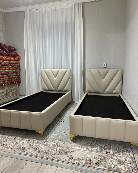 Односпальная кровать с матрасом