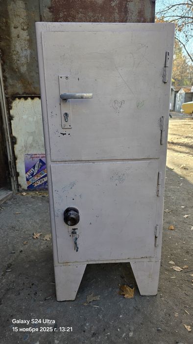 Продаётся..сейф.