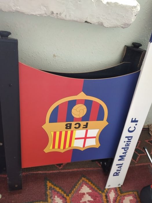 Do'stlar bilan maroqli vaqt o'tkazish uchun ajoyib futbol stoli.