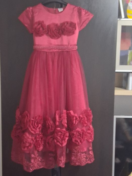 Rochiță roșie cu trandafiri ,vârstă 11 ani ,mărime 140-146.
