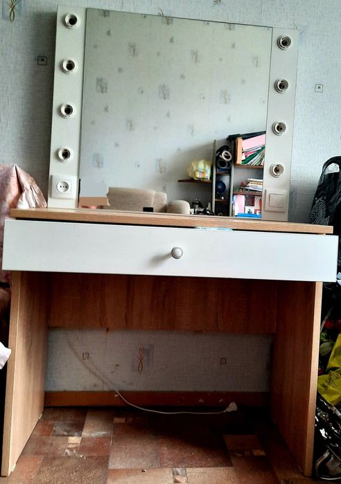 Продам стол для визажиста