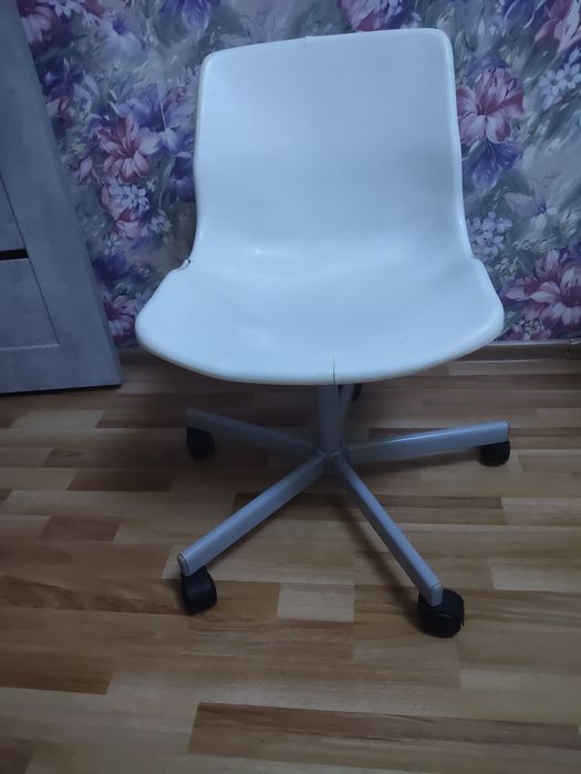 Продам писменный стол со стулом.