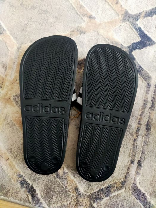 Șlapi de baie Adidas de calitate superioara