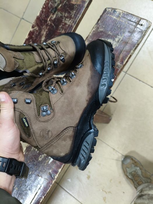 Трекинговая ботинка