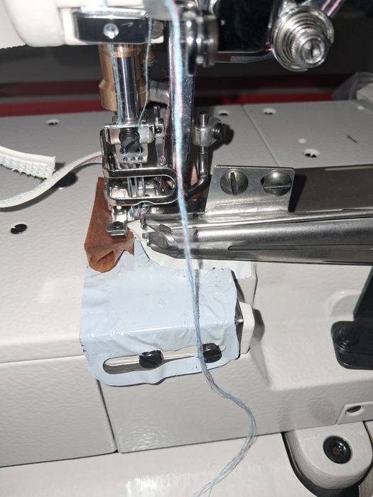 Швейная машина  совершенно новая не разу не использовала .